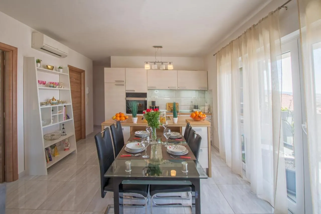 Judita Trogir 0*,